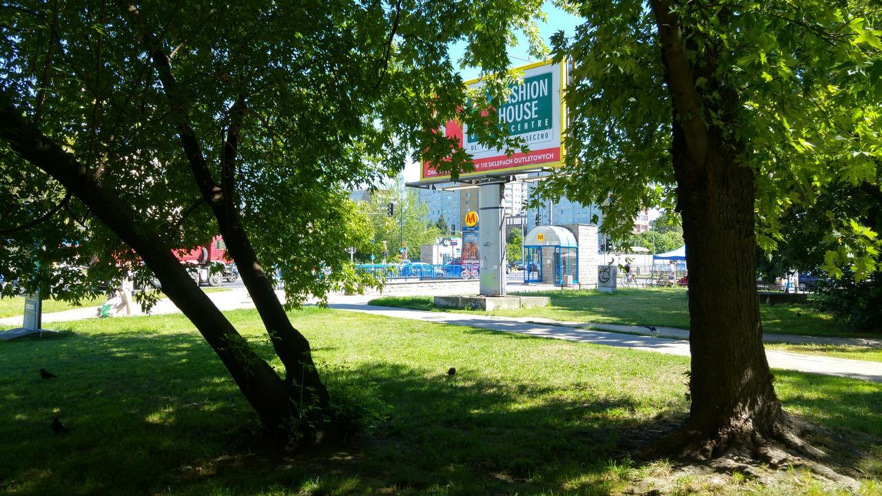 Rent0nline Niepodleglosci Metro Hostel *